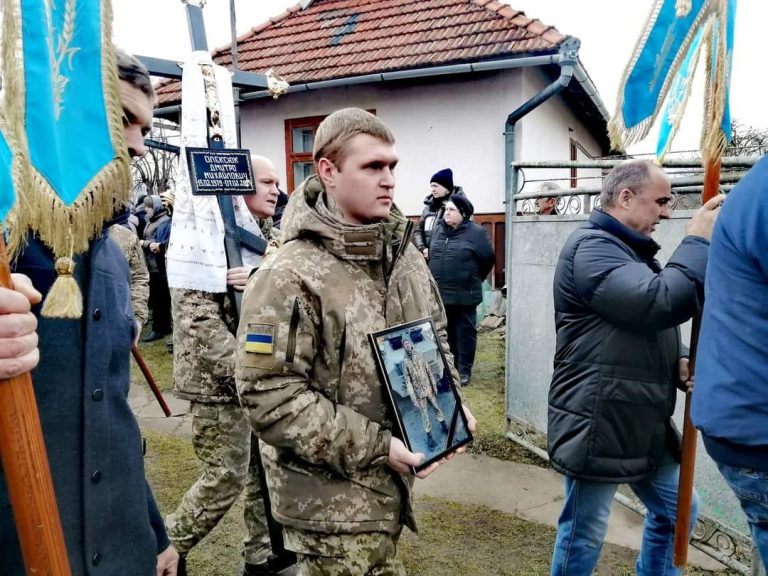 На Коломийщині провели в останню путь воїна Дмитра Олексюка (ФОТО) 4 1 7