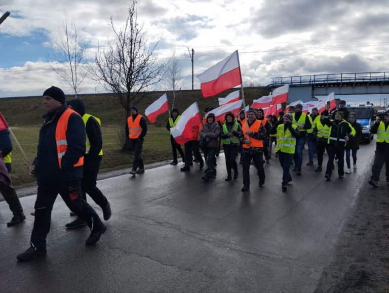 Протести на кордоні: польські фермери знову висипали українське зерно (ФОТО) 11 Протести на кордоні: польські фермери знову висипали українське зерно (ФОТО)