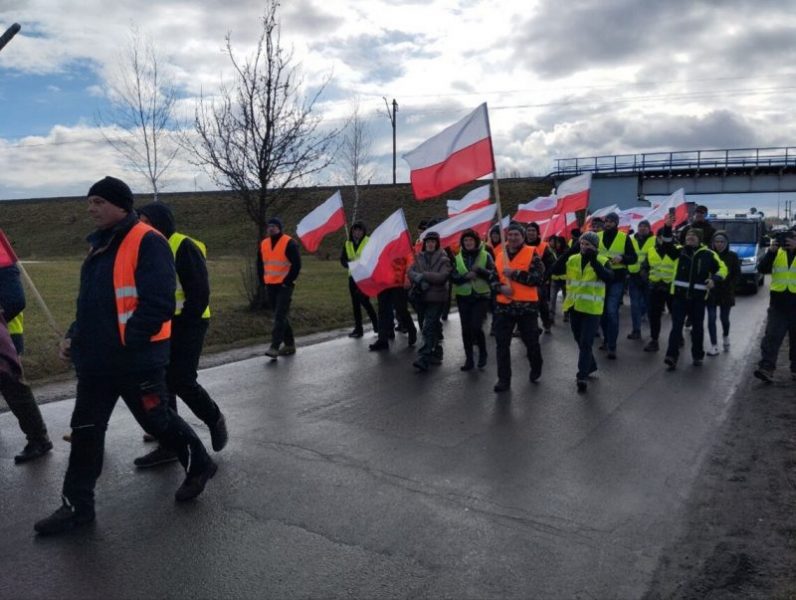 Протести на кордоні: польські фермери знову висипали українське зерно (ФОТО)