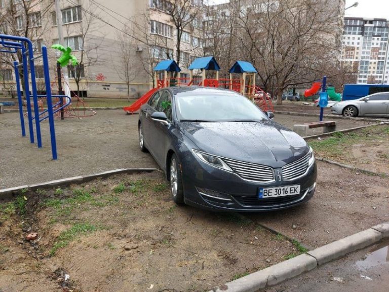 У Калуші за день оштрафували 45 водіїв, які паркувалися на дитячих майданчиках 9 У Калуші за день оштрафували 45 водіїв, які паркувалися на дитячих майданчиках