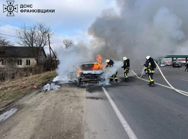 У Калуші горів легковий автомобіль (ФОТОФАКТ) 6 33 1