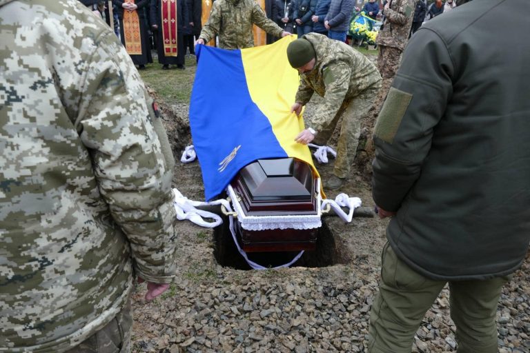 На Прикарпатті провели в останню путь захисника Ігоря Матійчина (ФОТО) 7 4 8