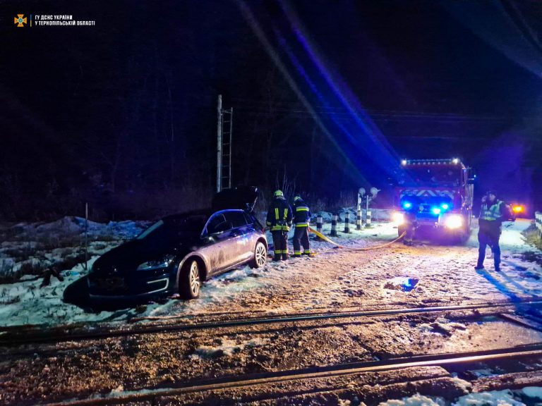 На Тернопільщині водій їхав через колію і застряг: що було далі (ФОТО)