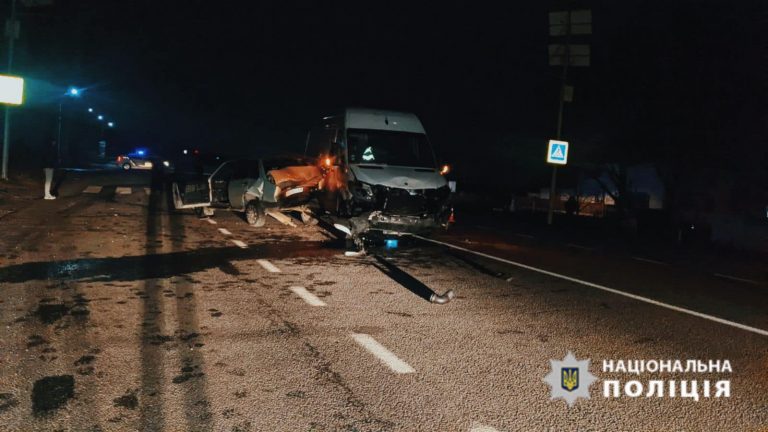 ДТП на Снятинщині: водій буса в'їхав у легковик "ВАЗ" (ФОТО) 6 ДТП на Снятинщині: водій буса в'їхав у легковик "ВАЗ" (ФОТО)