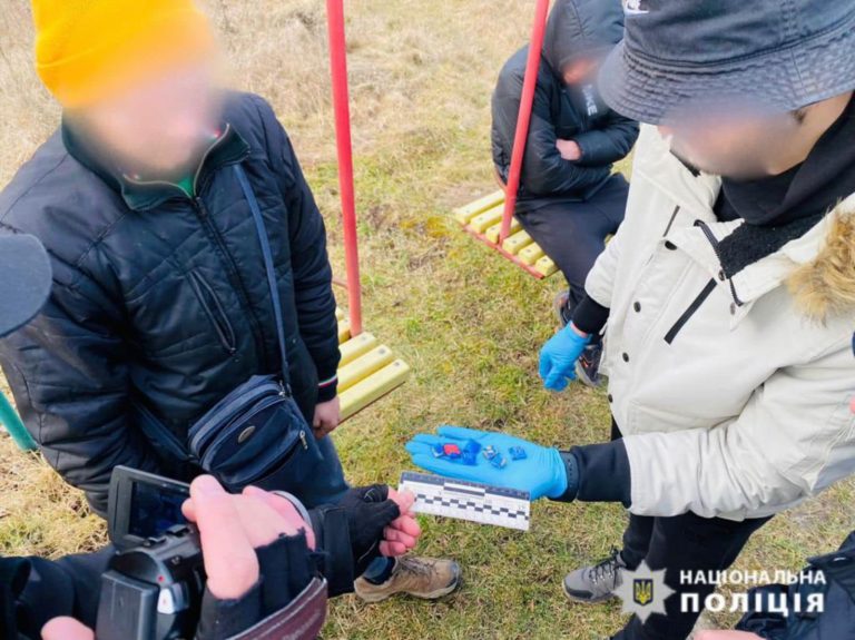 У Коломиї викрили чоловіка, який збував наркотики (ФОТО) 2 У Коломиї викрили чоловіка, який збував наркотики (ФОТО)