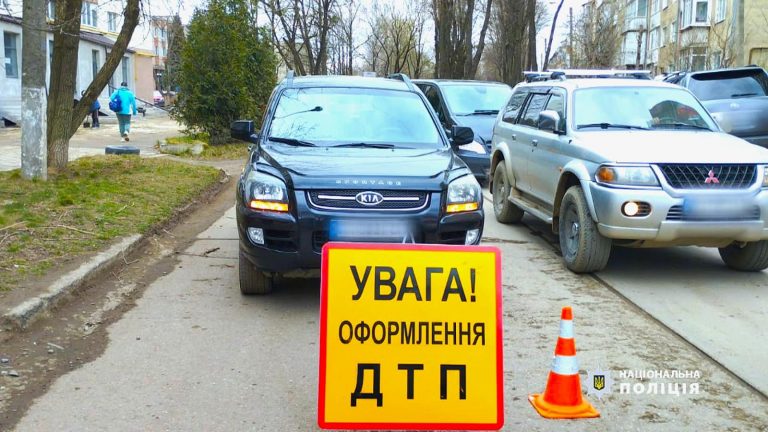 У Франківську жінка потрапила під колеса автомобіля, її забрали в лікарню (ФОТО) 8 417444480 395053356502233 7854226682069819417 n