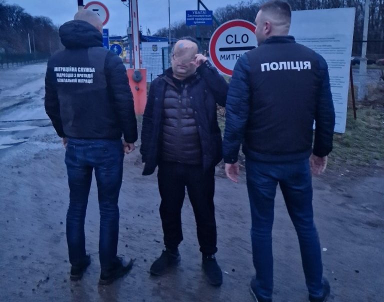 З Франківщини примусово видворили грузина: що він зробив (ФОТО) 4 З Франківщини примусово видворили грузина: що він зробив (ФОТО)