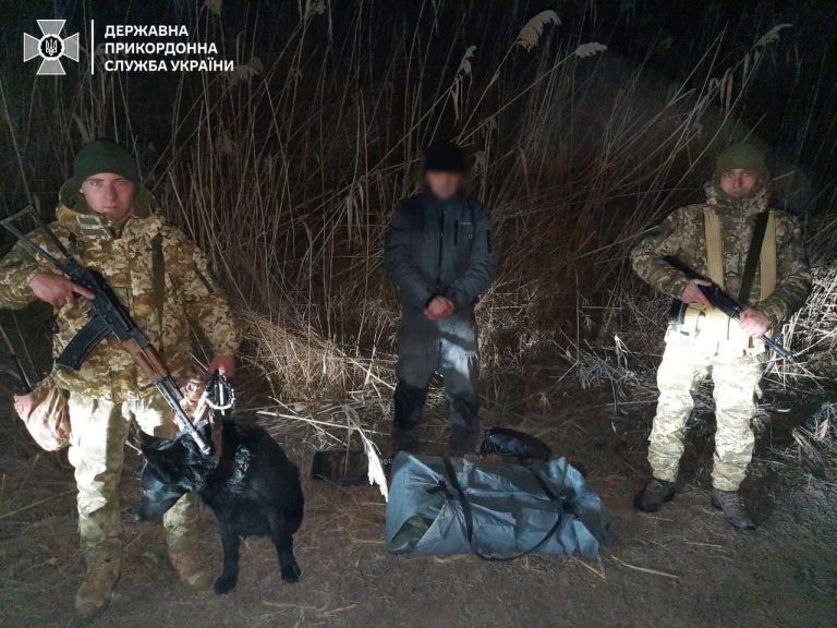 Взяв з собою шоколадні батончики: українець на гумовому човні прилив до Румунії (ФОТО)