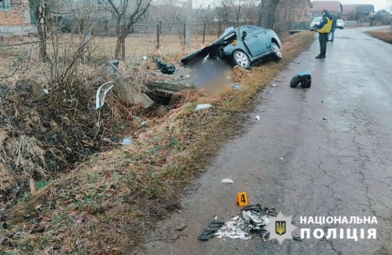 Водій в'їхав у бетонний місток: деталі смертельної аварії на Богородчанщині (ФОТО) 2 Водій в'їхав у бетонний місток: деталі смертельної аварії на Богородчанщині (ФОТО)