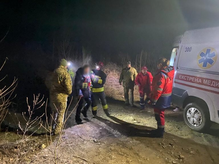 На Закарпатті двоє ухилянтів тікали з України і опинилися на дереві (ВІДЕО)