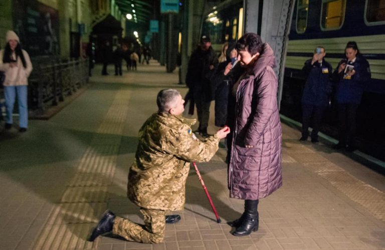 На Львівському вокзалі воїн-залізничник після повернення з фронту освідчився коханій 11 428660732 1633877827355259 6838135262411371250 n
