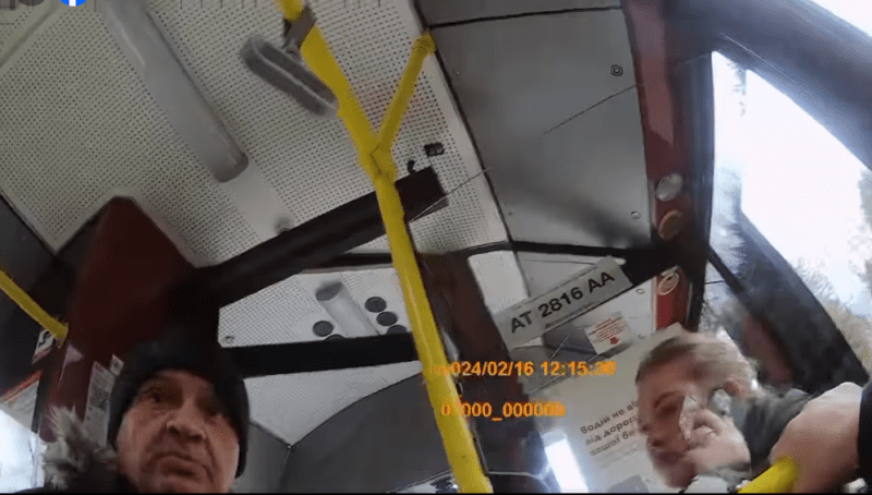 Скандал у маршрутці: у Франківську пасажир вдарив по носі контролерку (ВІДЕО)
