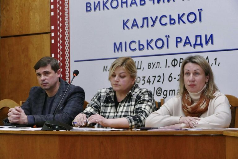 У Калуші усі бюджетники можуть піти у неоплачувані відпустки через ситуацію з освітою