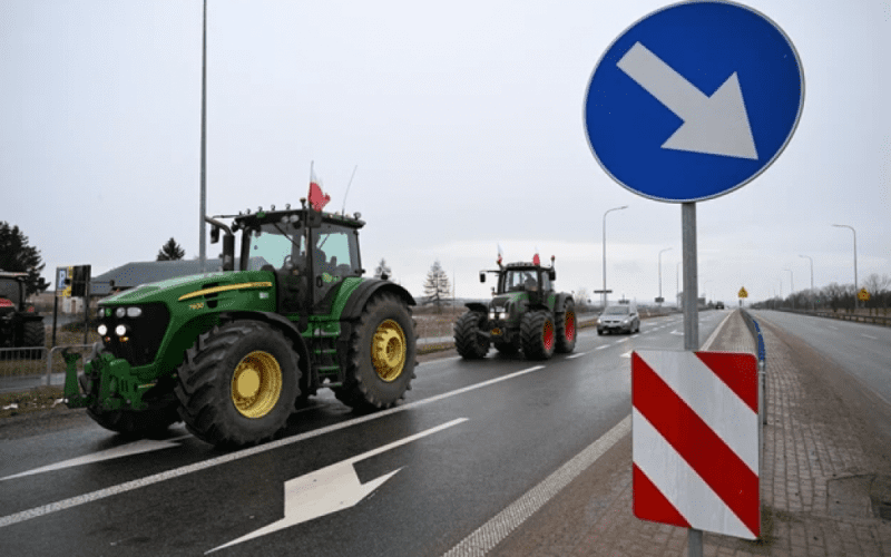 Пропускатимуть одну вантажівку в годину: польські фермери знову з 9 лютого страйкуватимуть на кордоні