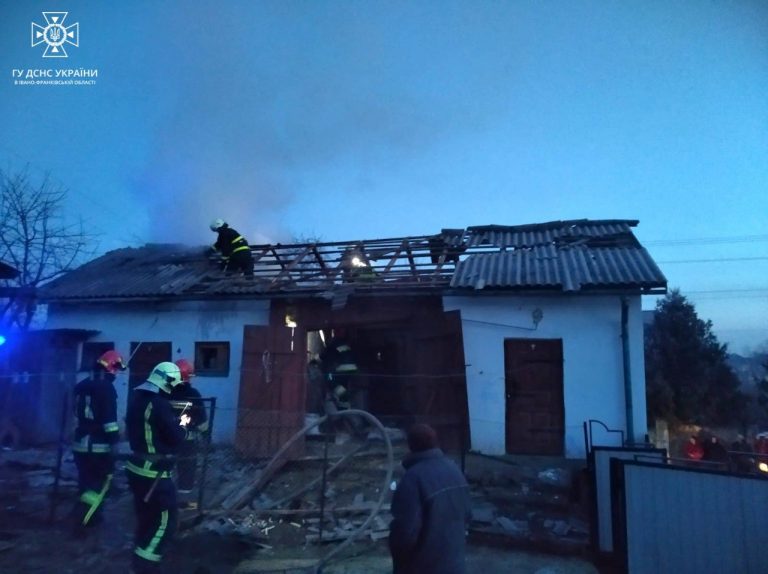 На Франківщині рятувальники ліквідували пожежу, яка виникла внаслідок падіння уламків ракети 5 IMG 20240215 084026 445
