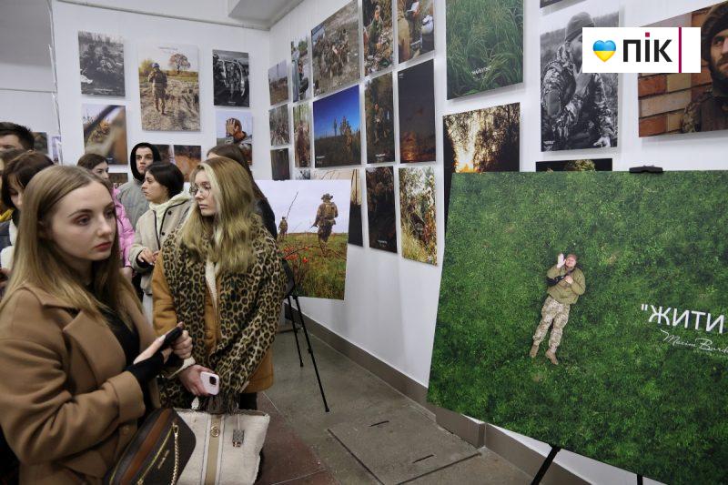 "Небесний фотограф": у Франківську відкрилася виставка полеглого на війні Максима Бурди (ФОТО) 15 IMG 9154 2 scaled