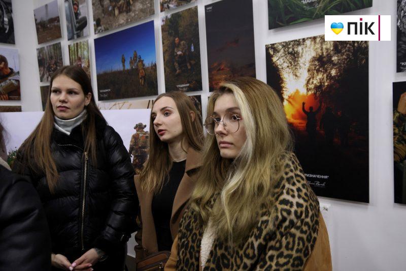 "Небесний фотограф": у Франківську відкрилася виставка полеглого на війні Максима Бурди (ФОТО) 26 IMG 9229 2 scaled