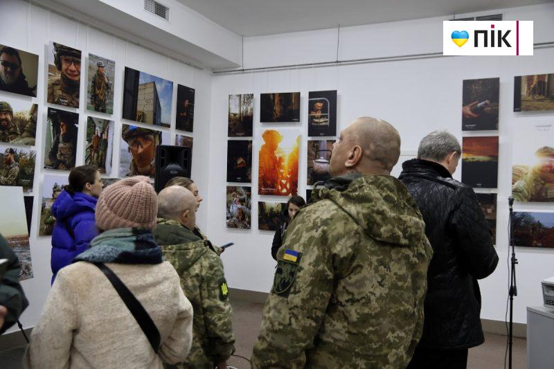 "Небесний фотограф": у Франківську відкрилася виставка полеглого на війні Максима Бурди (ФОТО) 14 IMG 9400 2 scaled