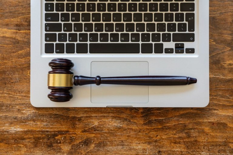Українці зможуть звернутися до суду онлайн 1 judge gavel on a laptop wooden background top view TBEN6P2 min