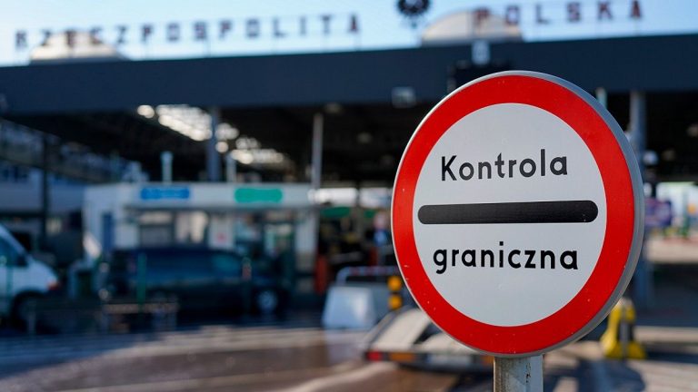 У чергах на кордоні з Польщею стоять три тисячі вантажівок 10 kordon
