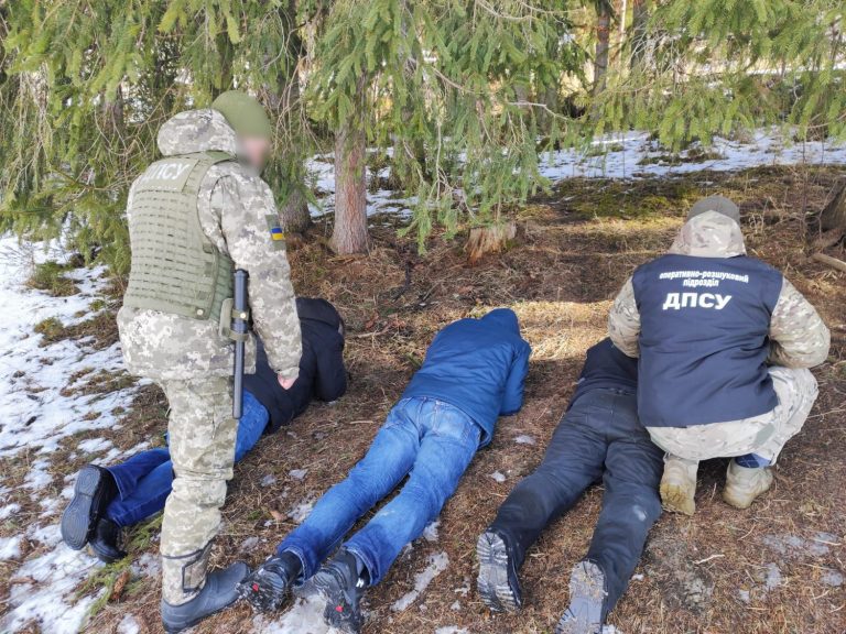 Довелося стріляти: на гірській стежці прикордонники затримали жителів Прикарпаття та Буковини (ФОТО) 10 news 20240205 130802 17071312821