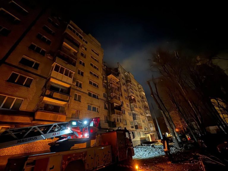 Нічна ворожа атака: у Дніпрі "Шахед" влучив у багатоповерхівку (ФОТО, ВІДЕО) 5 photo 2024 02 23 07 19 02