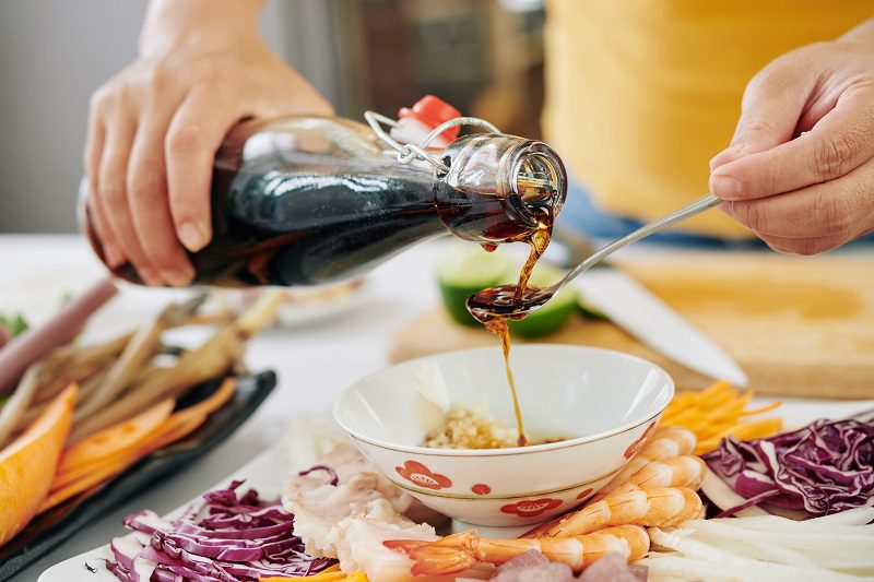 Користь та шкода соєвого соусу: що треба знати про популярний азіатський продукт