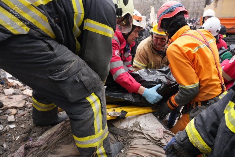 Наслідки ворожого удару: в Одесі зросла кількість загиблих (ФОТО) 7 1 1