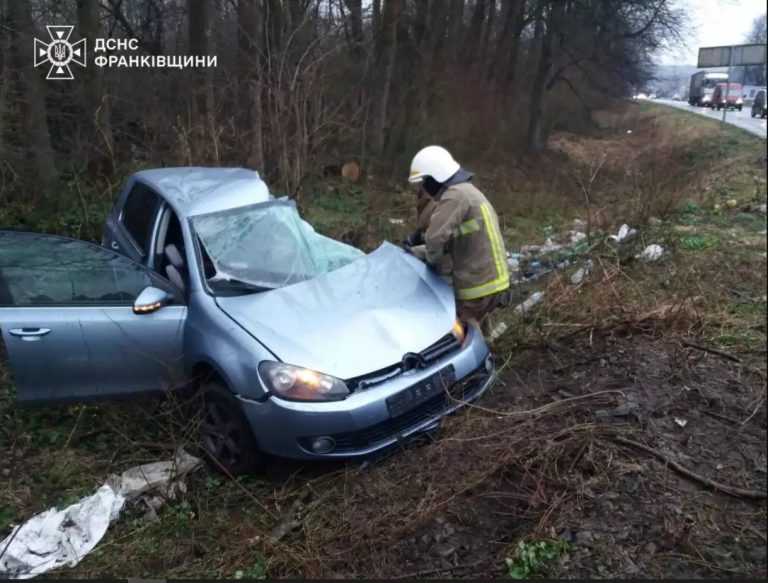 Карколомна ДТП в Калуші: не розминулися легковик та вантажівка (ФОТОФАКТ) 8 1 12