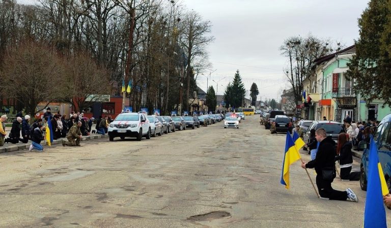Прикарпатці на колінах зустріли скорботний кортеж з фронту (ФОТО) 5 2 17