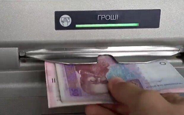 Стало відомо, які ліміти в українських банках на зняття готівки