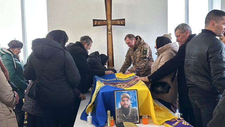 Навічно - 34! На Прикарпатті провели в останню путь воїна Юрія Коцька (ФОТО) 5 3 1
