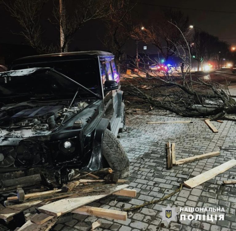 Проігнорував світлофор: у Франківську 20-річний водій вчинив ДТП (ФОТО) 12 417519046 404996918841210 8304015685096296863 n 1