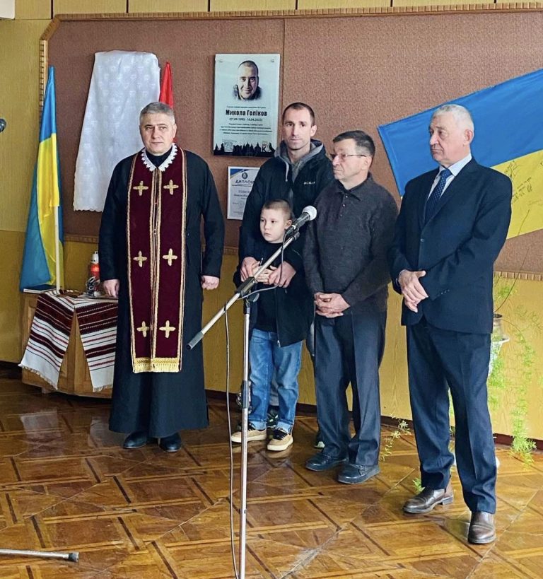 У Калуському коледжі відкрили пам’ятний знак полеглому воїну (ФОТО) 5 430057209 433249122559927 4516354744885837548 n