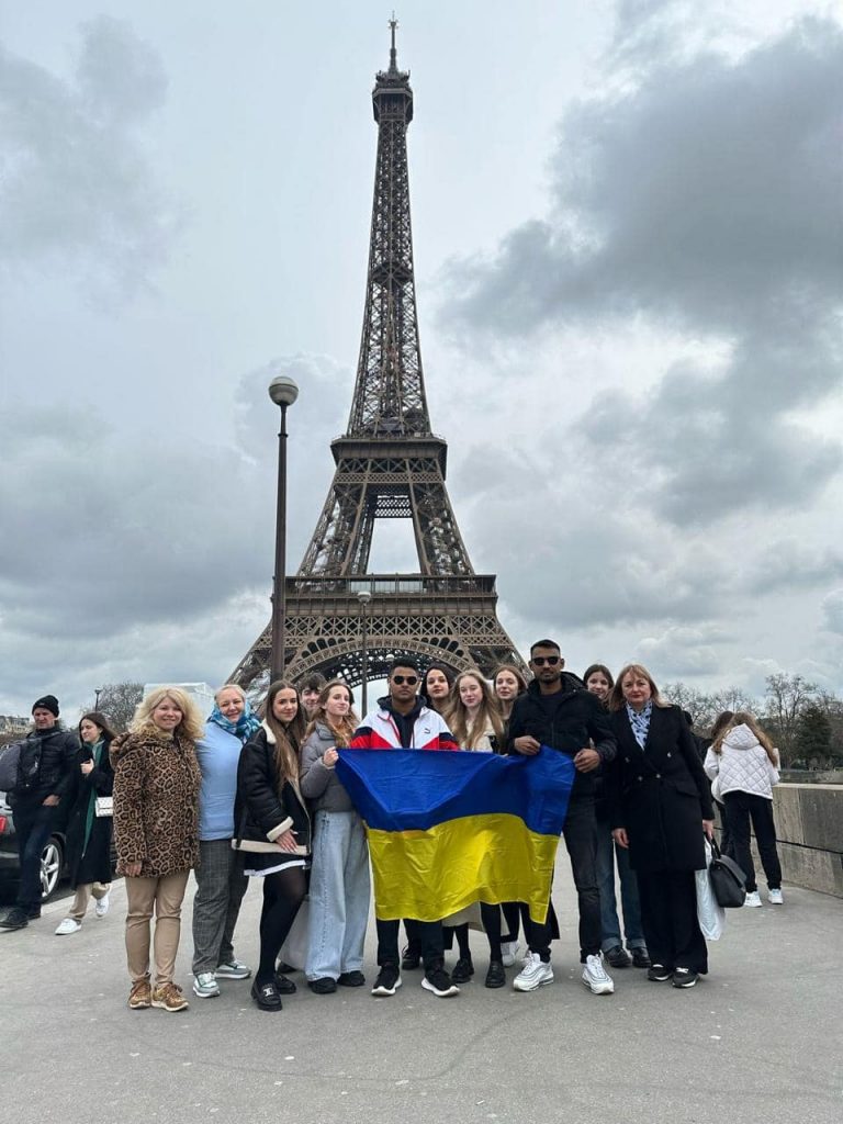 Діти захисників з Коломийщини відвідали столицю Франції (ФОТО) 2 430484328 994176796045367 1982103988821221313 n
