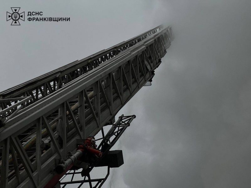 Прикарпатські рятувальники загасили пожежу на об'єкті, який росія атакувала на світанку (ФОТО)