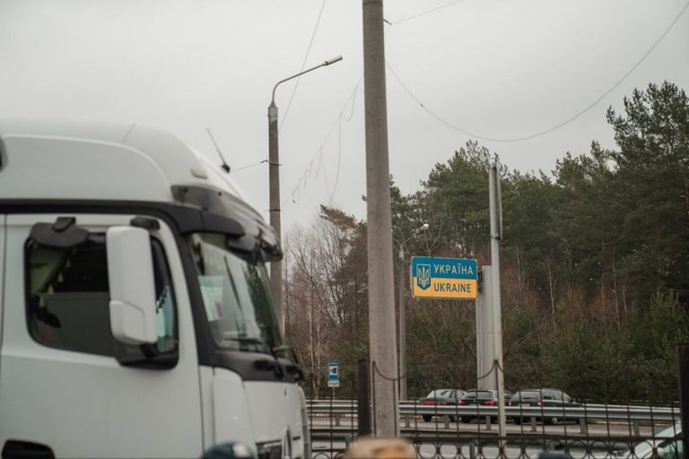 Польські протестувальники почали зупиняти автобуси з українцями на кордоні 8 Польські протестувальники почали зупиняти автобуси з українцями на кордоні
