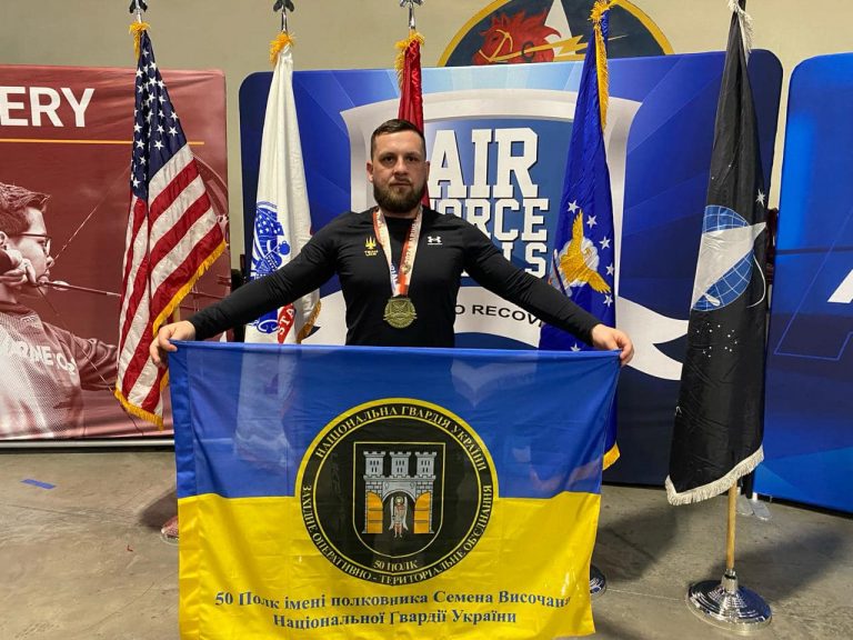 Прикарпатець здобув перемогу у командній стрільбі з лука на змаганнях ветеранів у США (ФОТО) 4 432308976 439368885094655 3903947356269634127 n