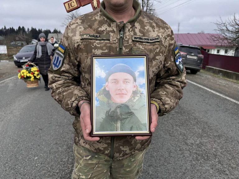 На Надвірнянщині попрощалися із 27-річним захисником Олексієм Карпенком (ФОТО) 4 432393743 843332270952637 8038605796798669338 n