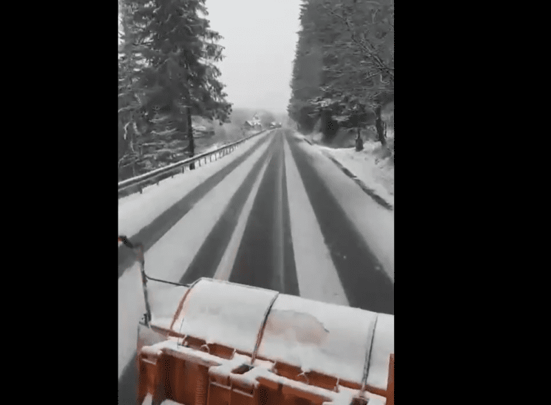 У гірських районах Прикарпаття дорожники розчищають автошляхи від снігу (ВІДЕО)