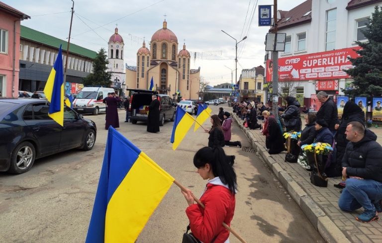 У Тлумачі на колінах зустріли полеглого захисника Івана Антошківа 12 У Тлумачі на колінах зустріли полеглого захисника Івана Антошківа