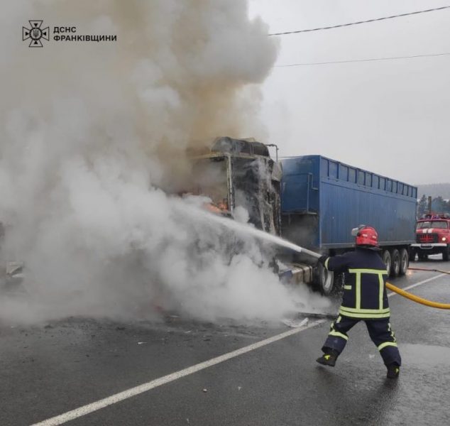 На Надвірнянщині посеред дороги загорілася вантажівка (ФОТО)