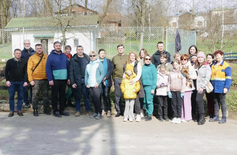 Мрія переселенки: у Калуші висадили 400 цибулин тюльпанів (ФОТО) 9 Мрія переселенки: у Калуші висадили 400 цибулин тюльпанів (ФОТО)