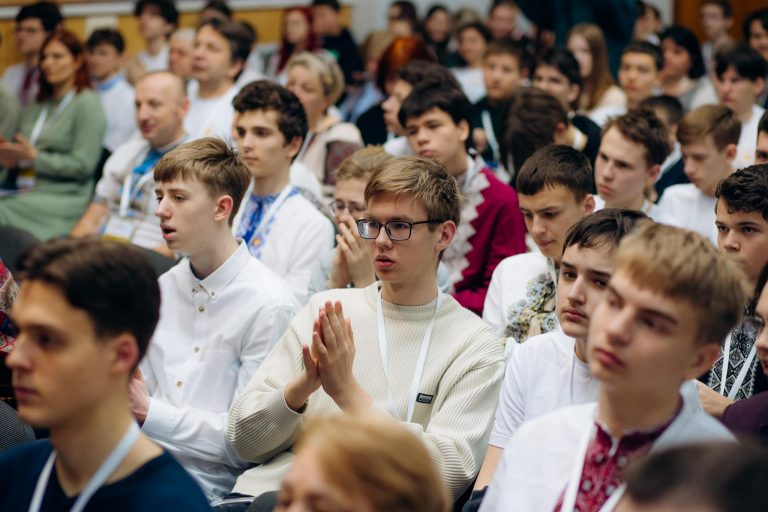 Троє школярів з Прикарпаття зайняли призові місця на Всеукраїнській олімпіаді з фізики 8 434295476 448174884214055 8131680322819091462 n