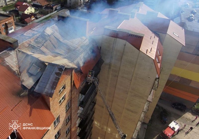 Пожежа у Коломиї: загорілася покрівля та мансардний поверх багатоповерхівки (ФОТО, ВІДЕО)