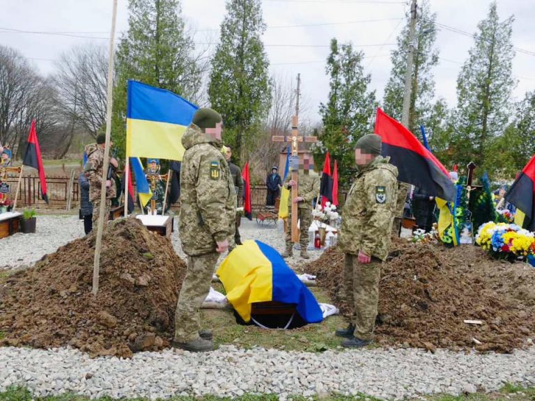 На Прикарпатті провели в останню путь полеглого воїна Миколу Стефанишина (ФОТО) 2 8