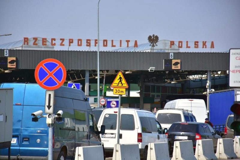 На кордоні з Польщею збільшилися черги: які пункти пропуску найбільш завантажені