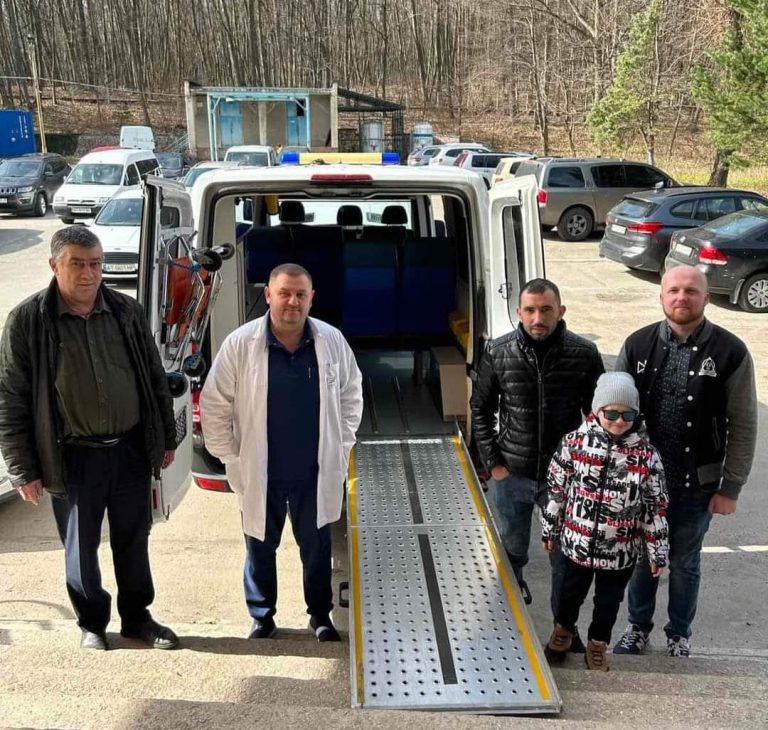 Калуській ЦРЛ передали автівку швидкої допомоги від благодійників 6 FB IMG 1711609482087