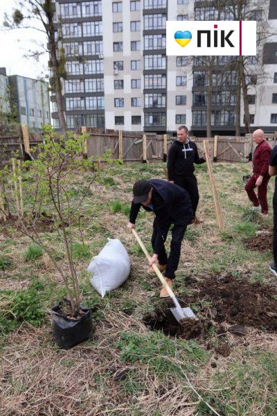 Розібрали будівельний паркан та висадили дерева: франківці зібралися на "пікнік" проти забудови (ФОТО) 22 IMG 9230 2 scaled