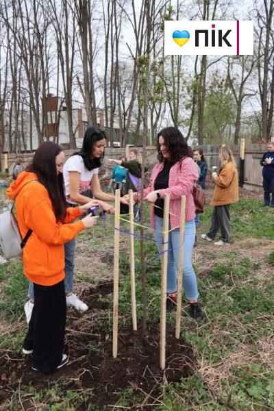 Розібрали будівельний паркан та висадили дерева: франківці зібралися на "пікнік" проти забудови (ФОТО) 21 IMG 9269 2 scaled